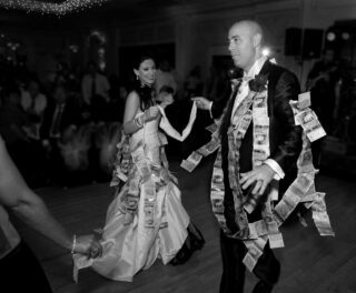 Greek_money_dance_at_London_wedding