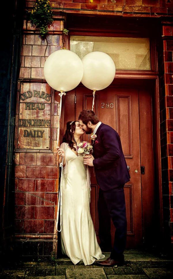 wedding couple kiss in London Islington doorway