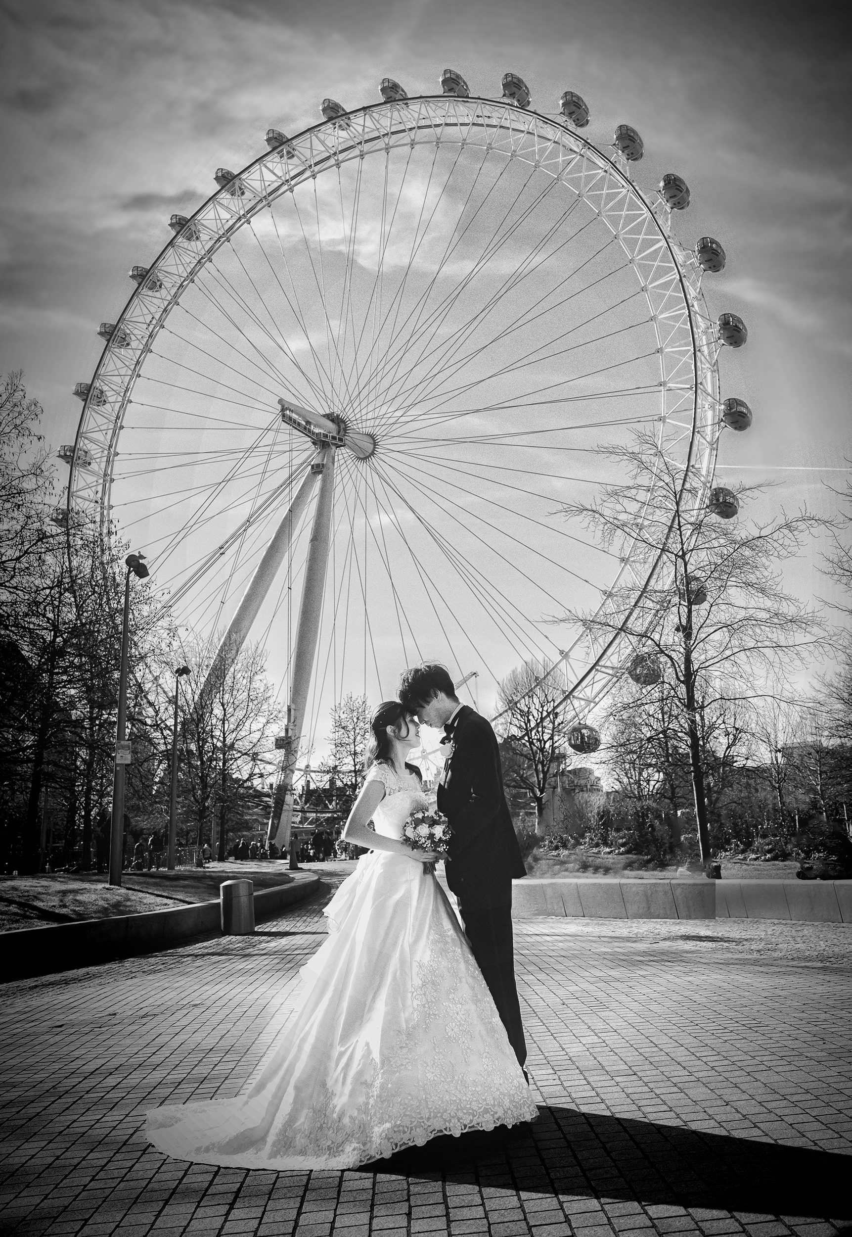 Japanese wedding couple head to head by London Eye